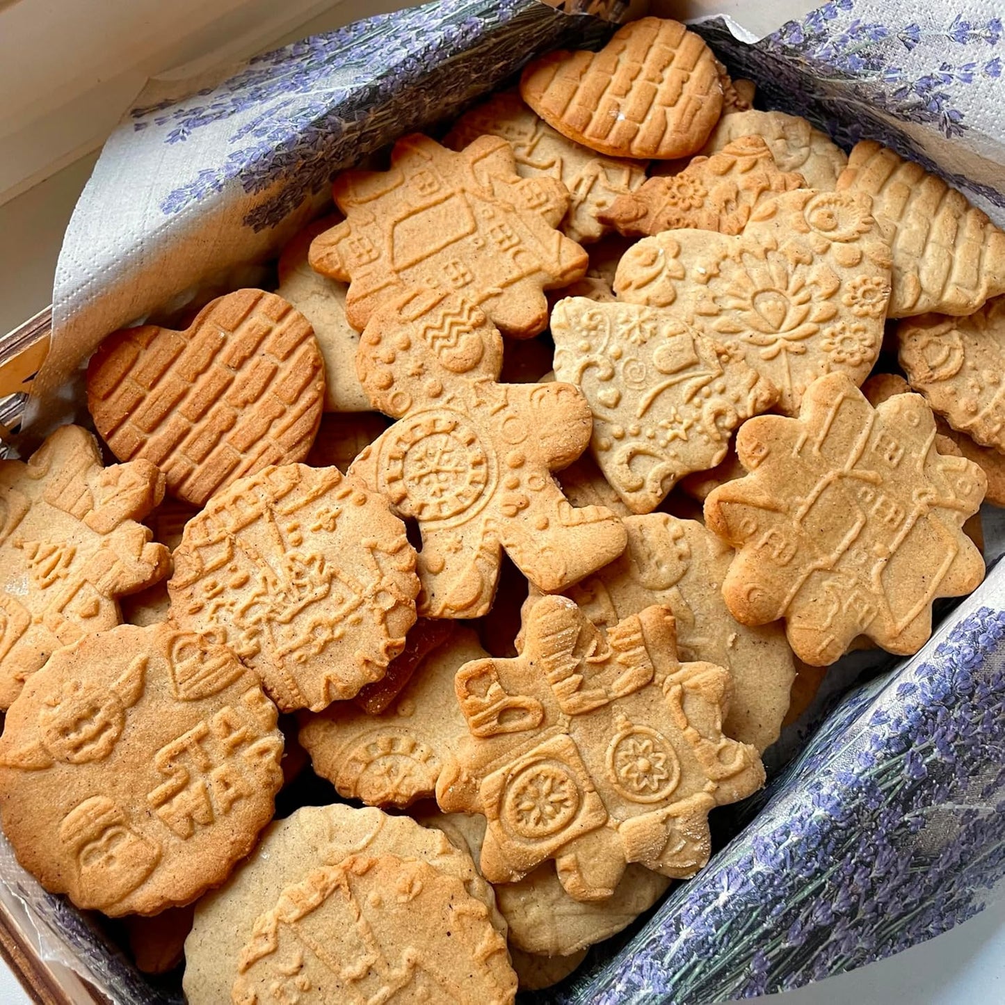 GOLDEN DAISIES Embossing Rolling Pin with Ornamental Bloom Pattern – Dough and Clay Roller for Embossed Cookies and Pottery - Cookie and Ceramic Stamp - Baking Gifts for Women by Algis Crafts