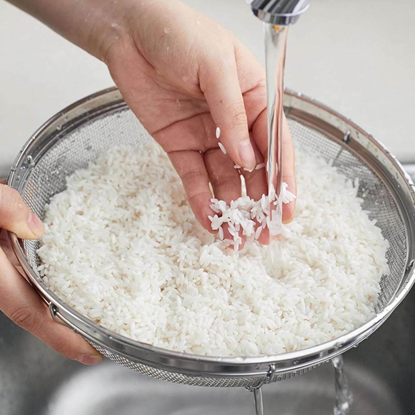 Fine Mesh Strainer for Kitchen, Stainless Steel Colander Bowl for Pasta, Rice, Fruit, Metal Net Baskets with Resting Base - Strain, Drain, Rinse （Diameter 8.67 inch）