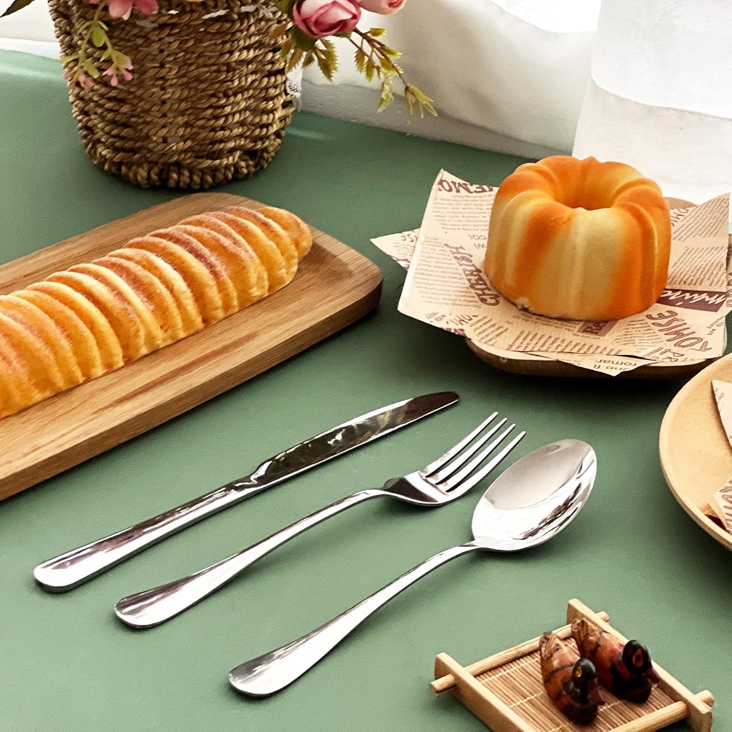 SANTUO 20 Pcs Silverware Set with 10 Dinner Knives and 10 Dinner Forks,Flatware Set with Top Food Grade Stainless Steel,Tableware Cutlery Set For Home Restaurant Hotel, Mirror Finish, Dishwasher Safe